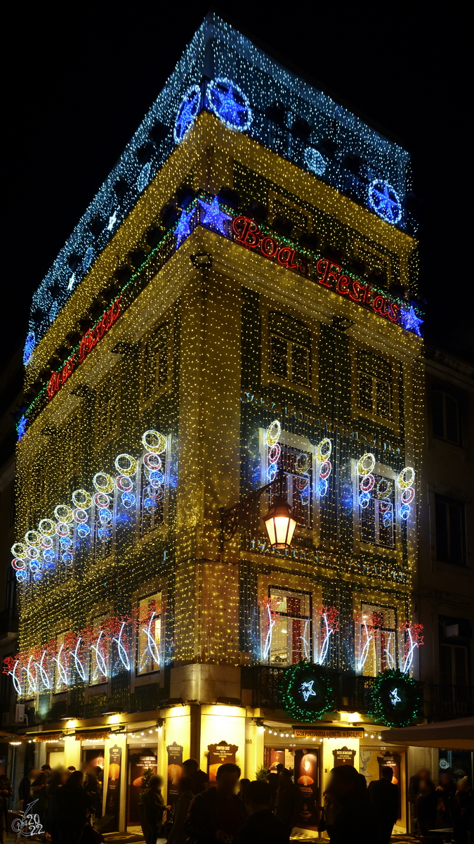 Ein weihnachtlich beleuchtetes Gebude in der Innenstadt von Lissabon. (Dezember 2016)