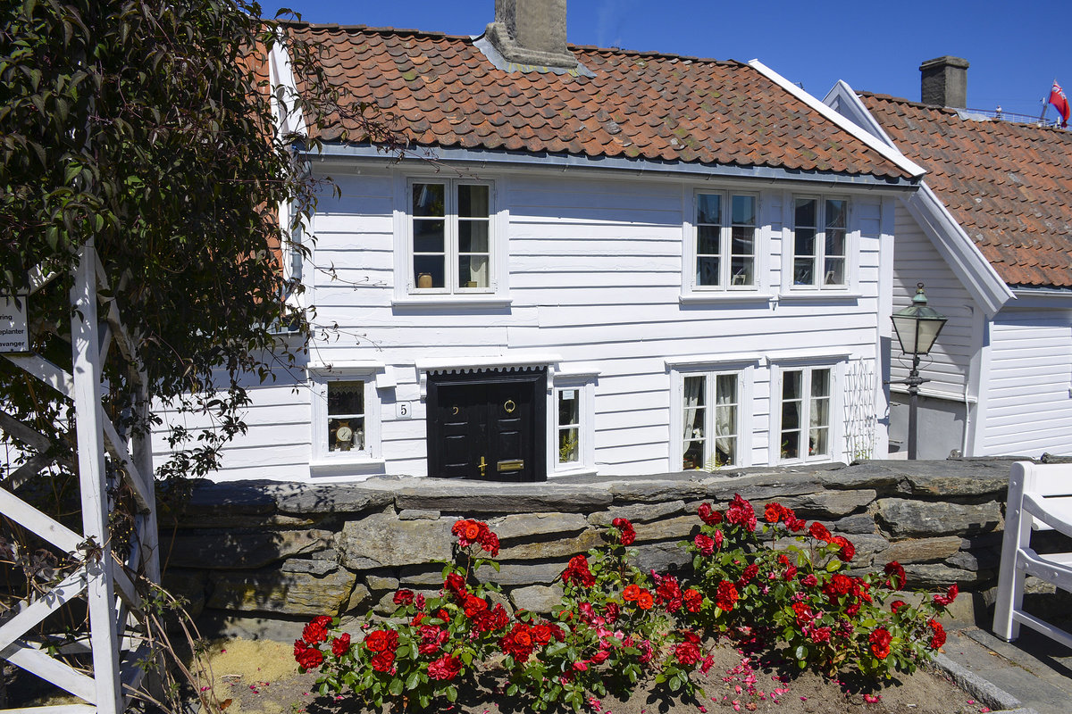 Ein weiss gestrichenes Holzhaus am Smmesmauet in der Altstadt von Stavanger - Norwegen. Aufnahme: 3. Juli 2018.