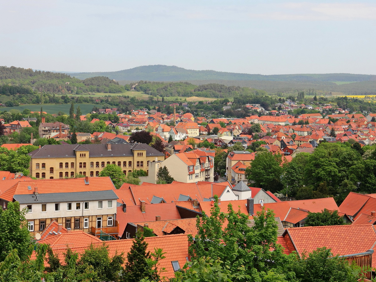 Ein weiterer Blick am 19. Mai 2017 ber Blankenburg von Weg in Richtung Schloss Blankenburg.