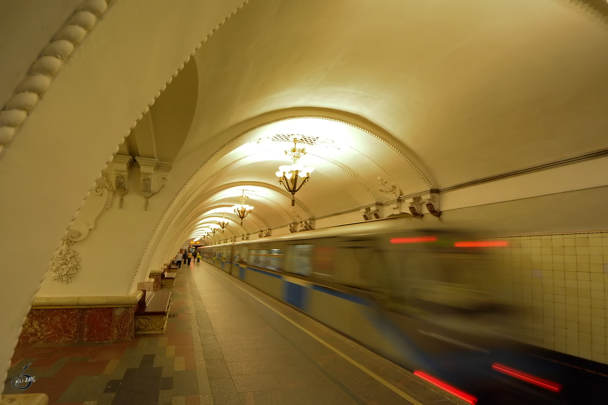 Ein Zug fhrt in die Metrostation Arbatskaja ein. (Moskau, Mai 2016)