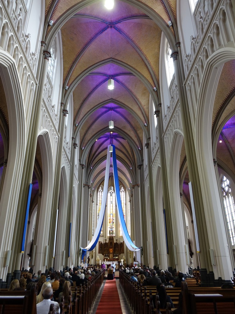 Eindhoven, Mittelschiff der St. Petrus Kirche (02.05.2015)