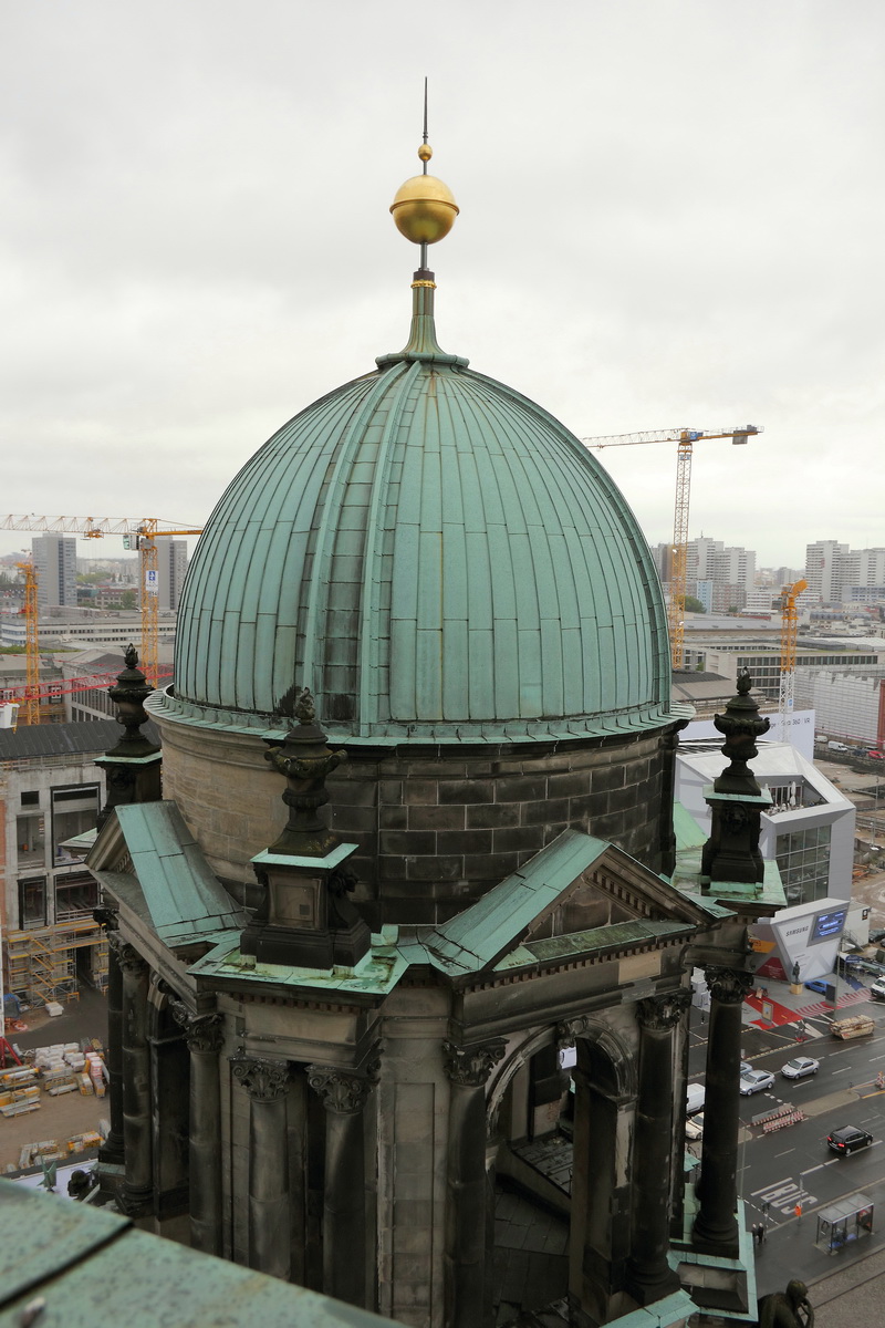 Eine der 5 Kuppeln in sdlicher Richtung  des Berliner Dom am 06. Oktober 2016. 