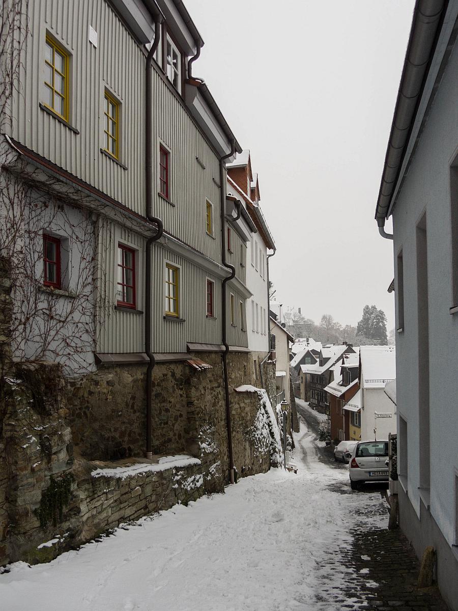 Eine enge Strasse in Kronberg. Aufnahmedatum: 21.01.2013