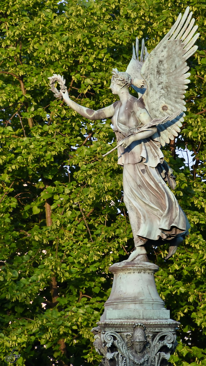 Eine Engelsstatue im Schlosspark Charlottenburg in Berlin. (April 2018)