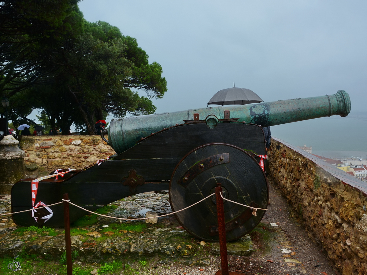 Eine der erhaltenen Kanonen in der Festungsanlage Castelo de So Jorge, so gesehen Anfang Dezember 2016 in Lissabon.