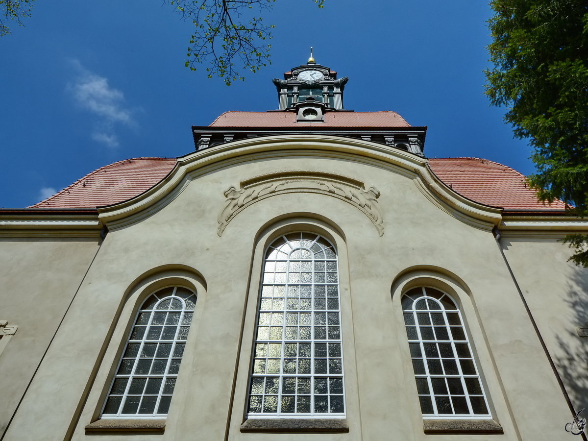 Eine der Fensterfassaden der evangelisch-lutherischen Moritzburger Kirche, welche von 1902 bis 1904 im neobarocken Stil erbaut wurde. (April 2014)