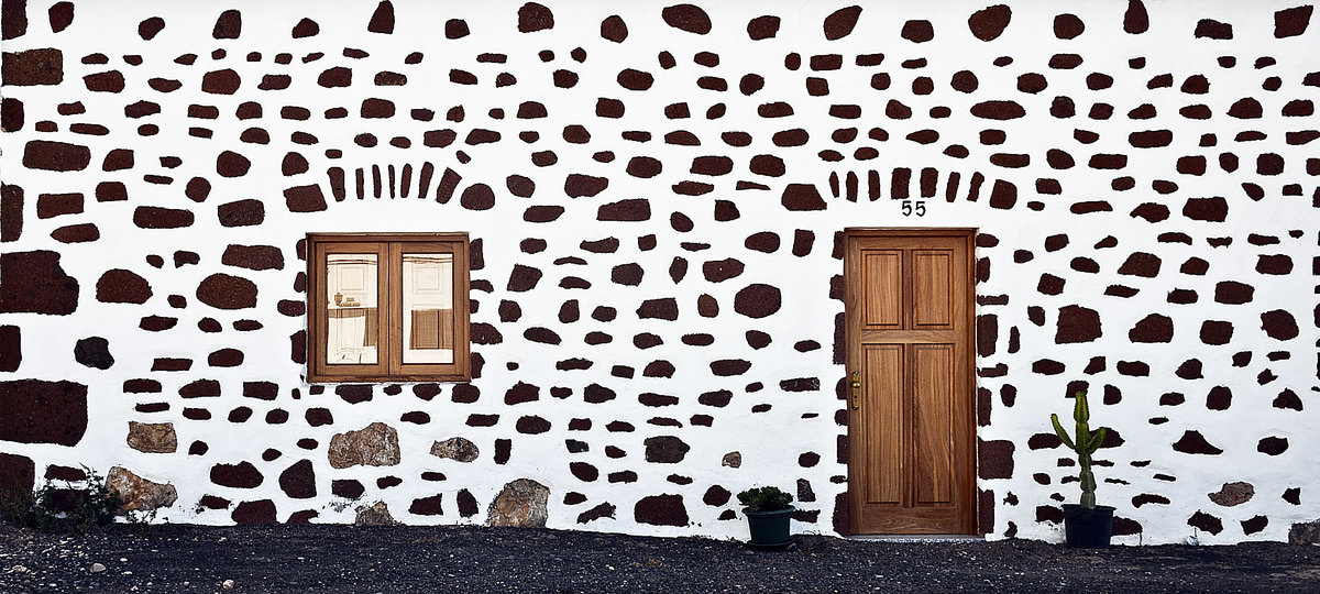 Eine Hausfassade im Dorf Valle de Santa Ins auf der Insel Fuerteventura. Aufnahme: 19. Oktober 2017.