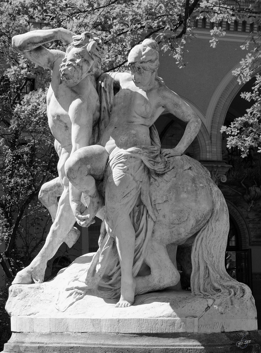 Eine historische Statue  Kentaur und Nymphe  aus dem Jahre 1901 des Zoologischen Gartens in Berlin-Mitte. (April 2018)