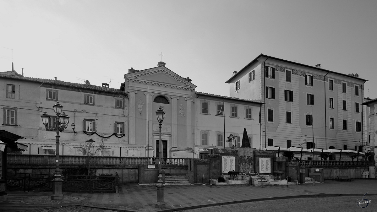 Eine Kirche am Rathausplatz von Bracciano. (Dezember 2015)