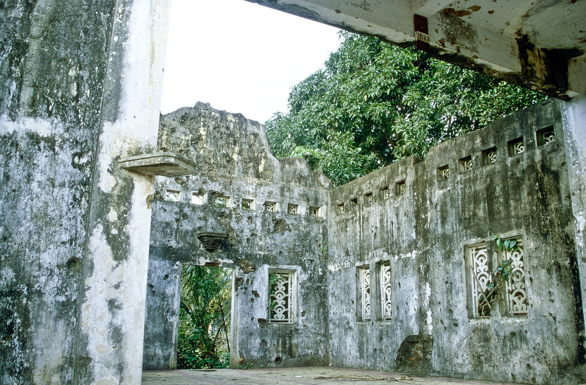 Eine vom Krieg zerstrte Kirche in der Nhe von Quảng Trị. Bild vom Dia. Aufnahme: Januar 2001.