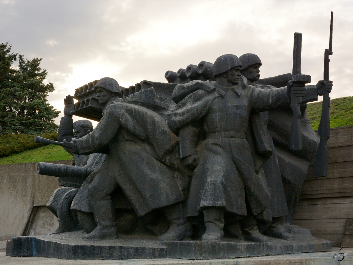 Eine patriotische Figurengruppe im nationalen Museum der Geschichte der Ukraine im Zweiten Weltkrieg. (Kiew, April 2016)