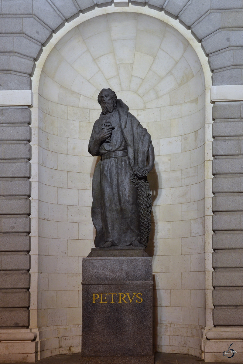 Eine Petrus-Statue an Almudena-Kathedrale in nchtlichen Madrid. (September 2011)
