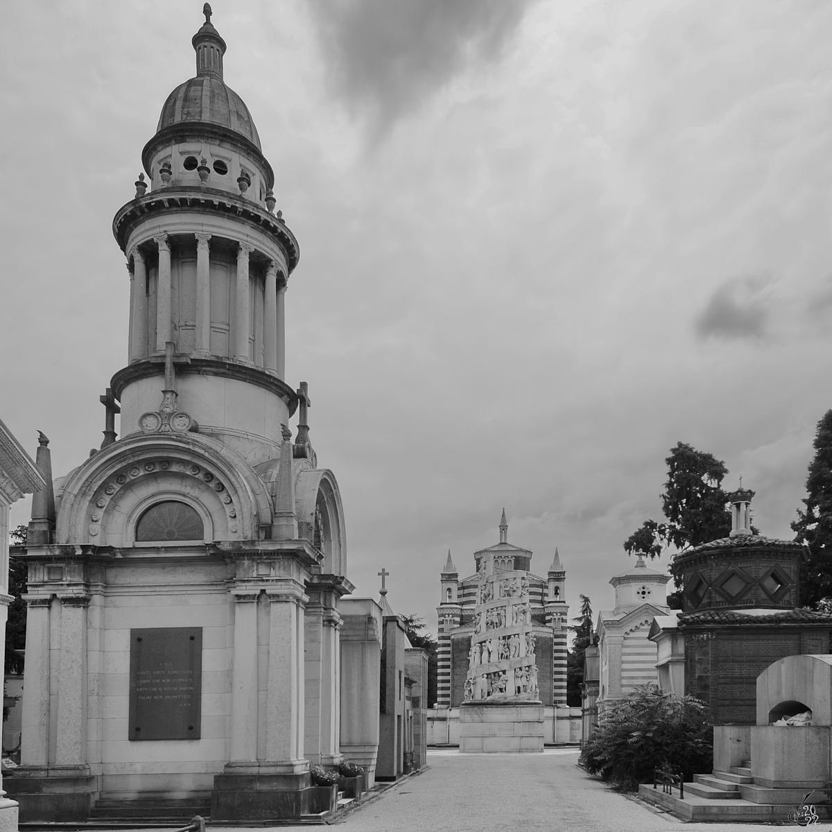 Eine Reihe mit sehenswerten Mausoleen auf dem Zentralfriedhof von Mailand. (Juni 2022)