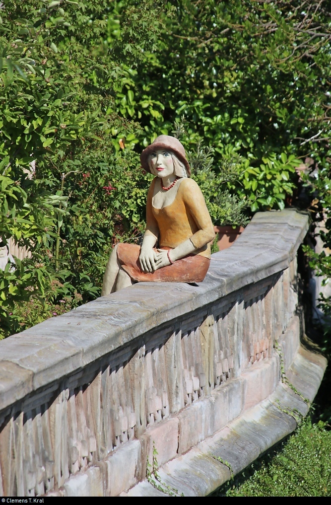 Eine Skulptur einer Frau sitzt auf der Terrasse eines Hauses in der Konstanzer Seestrae.
[12.7.2018 | 17:01 Uhr]