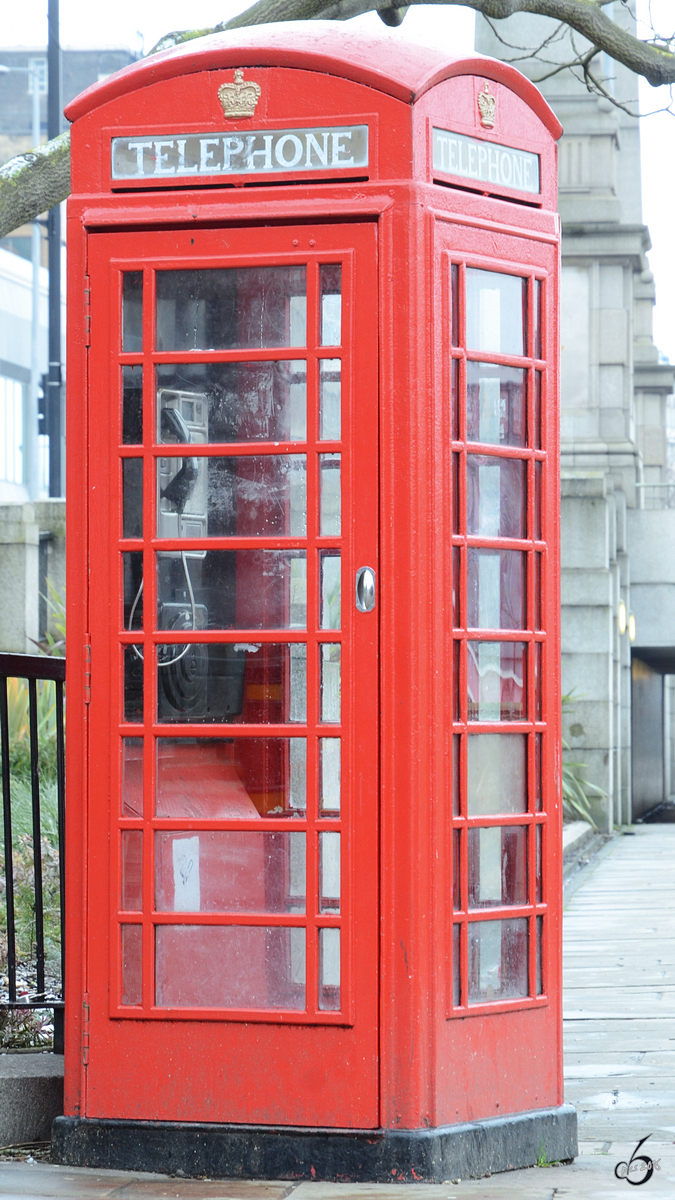 Eine typisch englische Telefonzelle im Herzen von London. (Mrz 2013)