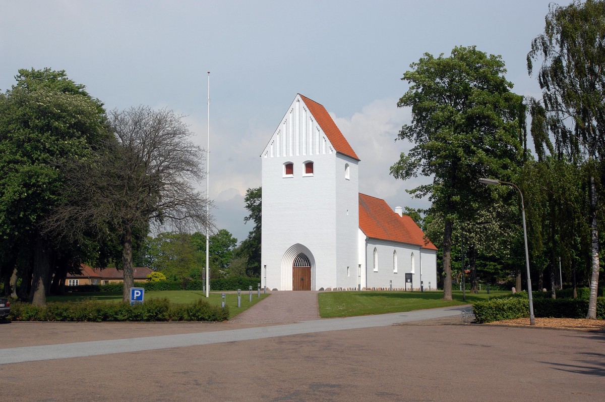 Eine typische dnische wei gestrichene Backsteinkirche in Vojens (Woyens). Aufnahme: Mai 2012.