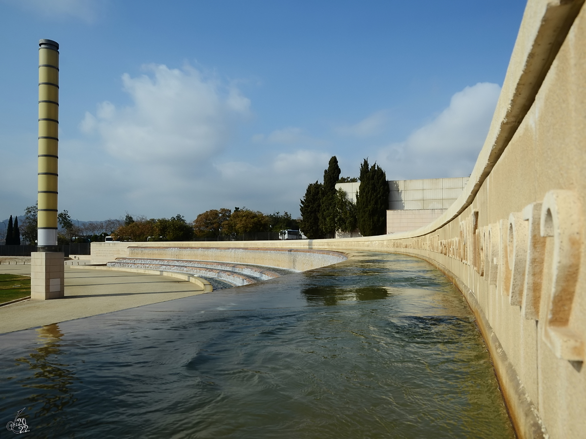 Einer der vielen Brunnen, welche den Olympiapark in Barcelona schmcken. (Februar 2012)