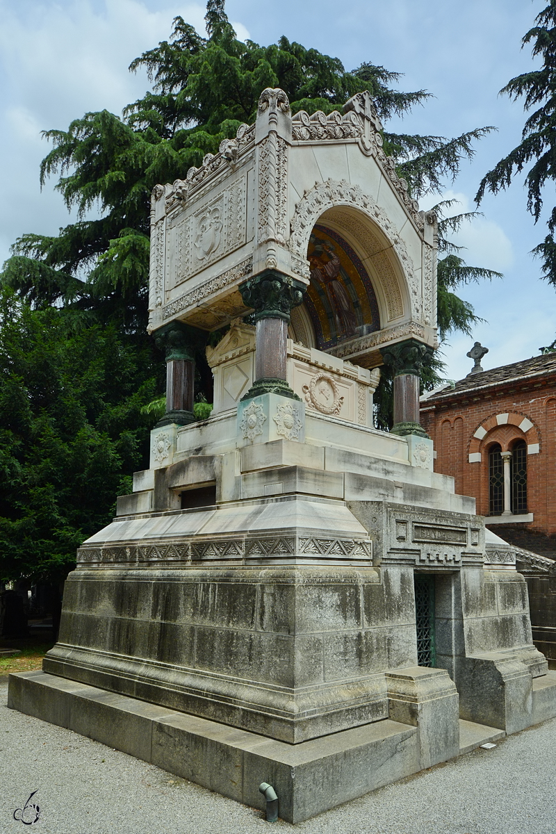Eines der vielen monumentalen Mausoleen auf dem Zentralfriedhof von Mailand. (Juni 2022)