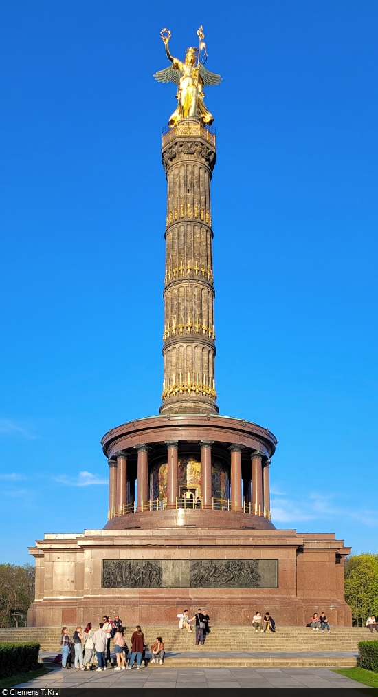 Eines der Wahrzeichen Berlins ist die 67 Meter hohe Siegessule im Tiergarten, die durch 285 Stufen auch erklommen werden kann.

🕓 22.4.2023 | 18:58 Uhr