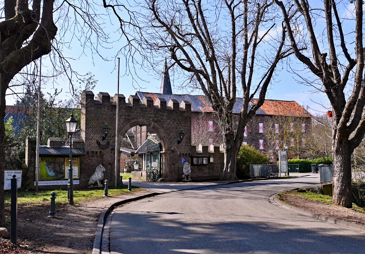 Eingang von der Straenseite zur Burg Satzvey in der Eifel - 24.03.2021