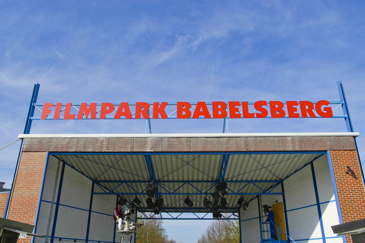 Eingang zum Filmpark Babelsberg. Aufnahme: April 2007.