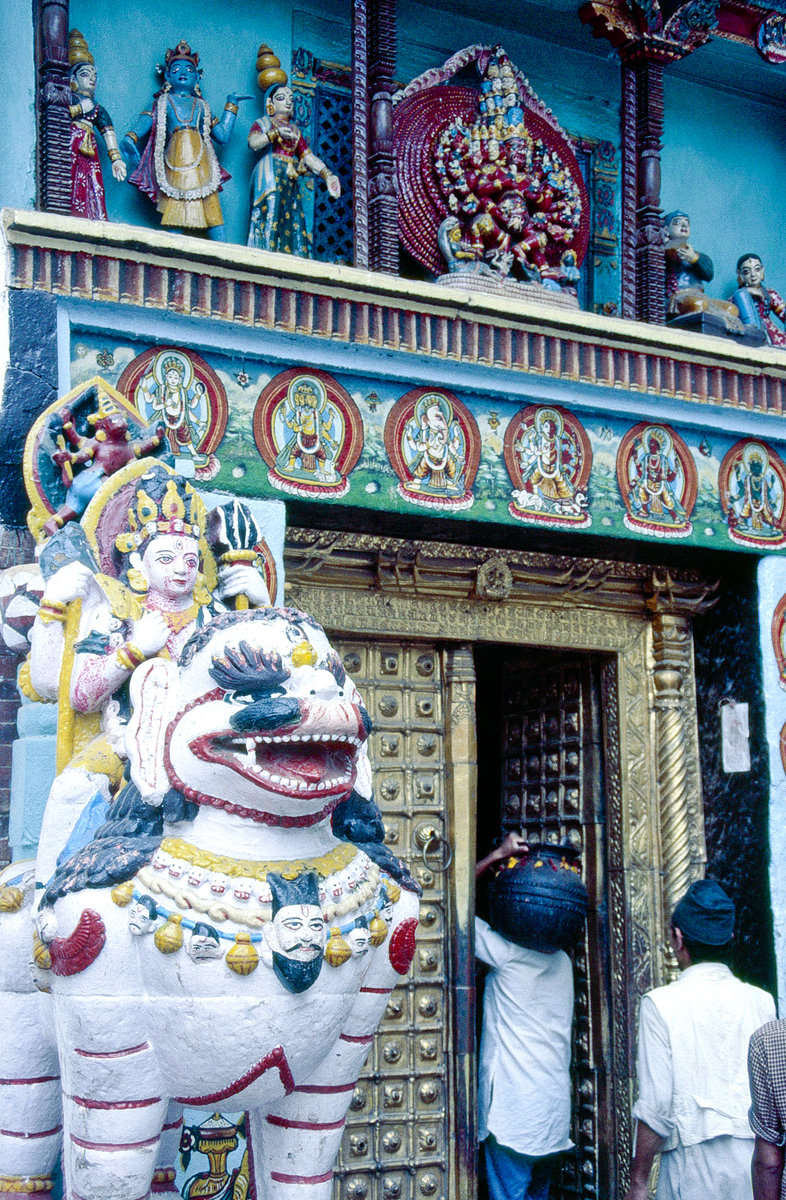 Eingang zum Tempel am Durbar Platz in Kathmandu. Bild vom Dia.Aufnahme: September 1988.