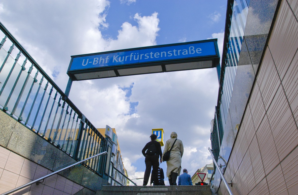 Eingang zum U-Bahnhof Kurfrstenstrae im Berliner Ortsteil Tiergarten des Bezirks Mitte. Aufnahmedatum: 4. Mai 2008.