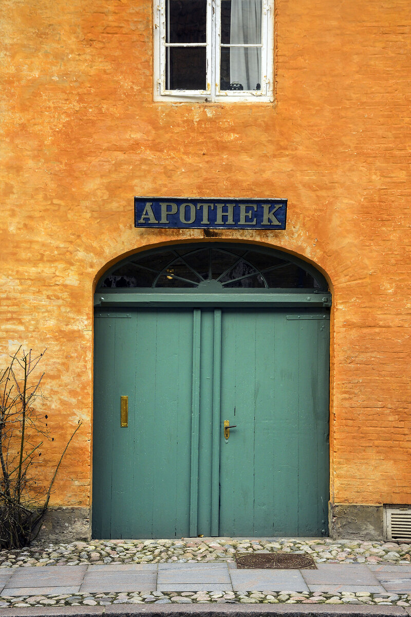 Eingang zur alten Apotheke der Brdergemeinde in der Kleinstadt Christiansfeld in Nordschleswig (Snderjylland). Aufnahme: 18. Mrz 2024.