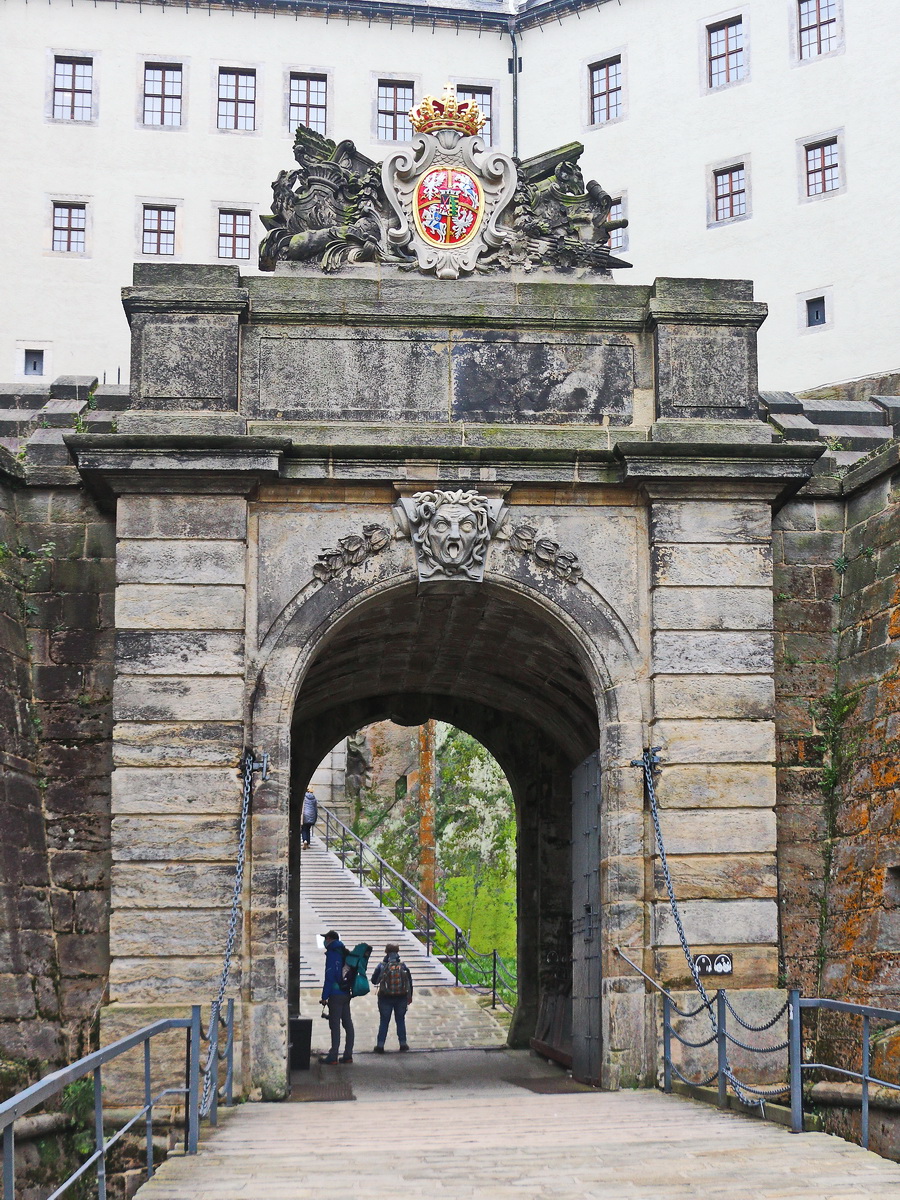 Eingang zur Festung Knigstein auf dem Tafelberg oberhalb des Ortes Knigstein am 17. Oktober 2021.