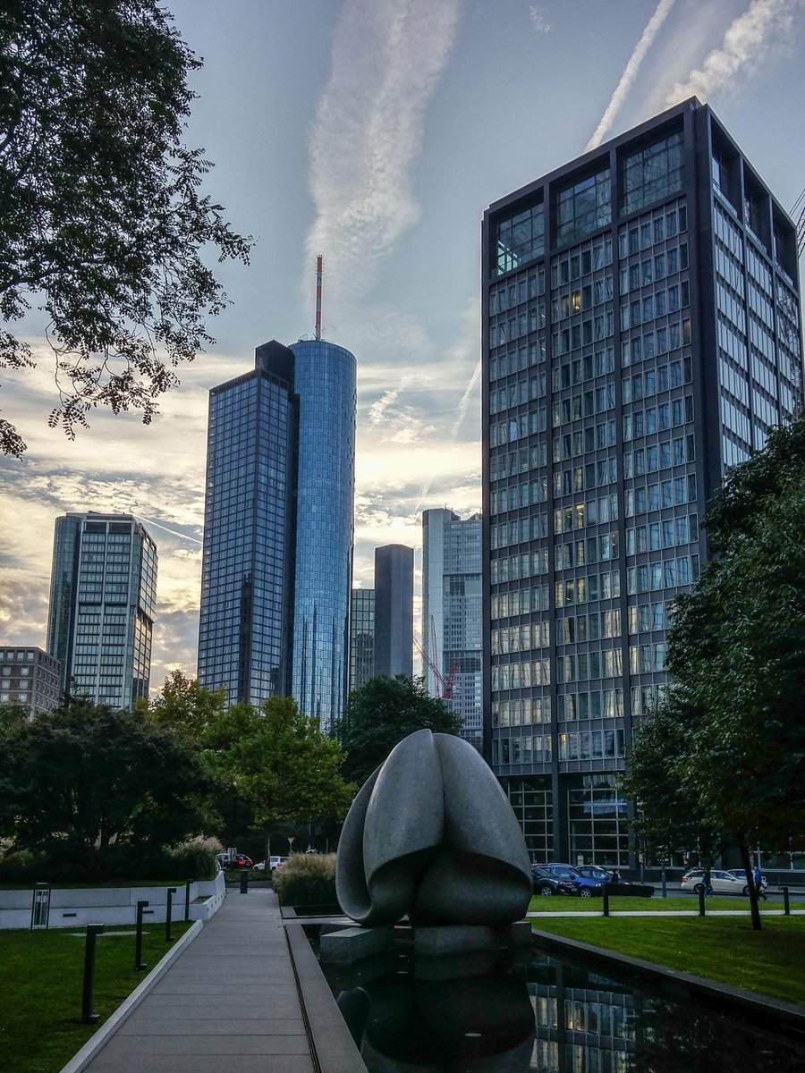 Einige Hochhser in Frankfurt, von einem Park (neben Deutsche Bank Hauptsitz) gesehen. Aufnahmedatum: 22.09.2017.
