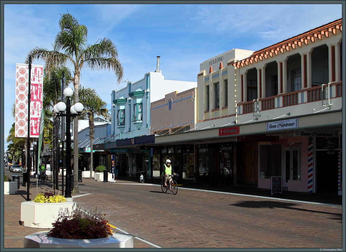 Einkaufsstrae in Napier. Die Stadt wurde nach einem Erdbeben in den 1930er Jahren im Art dco-Stil wieder aufgebaut. (19.10.2016)