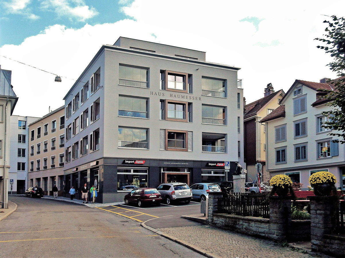 Einsiedeln, Hauptstrasse 32. Wohn- und Geschftshaus  Haumesser . Teil der berbauung  Taube . Der Baubeginn erfolgte im Sommer 2013. Die Bezugsbereitschaft erfolgte ab Sommer 2015 - 20.09.2015