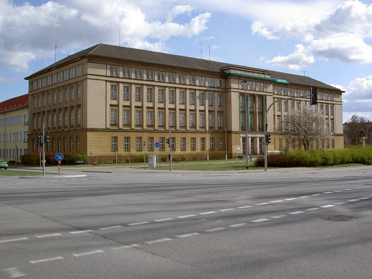 Eisenhttenstadt, Gebude der Stadtverwaltung in der Poststrae, erbaut von 1953 bis 1955 (01.04.2012)