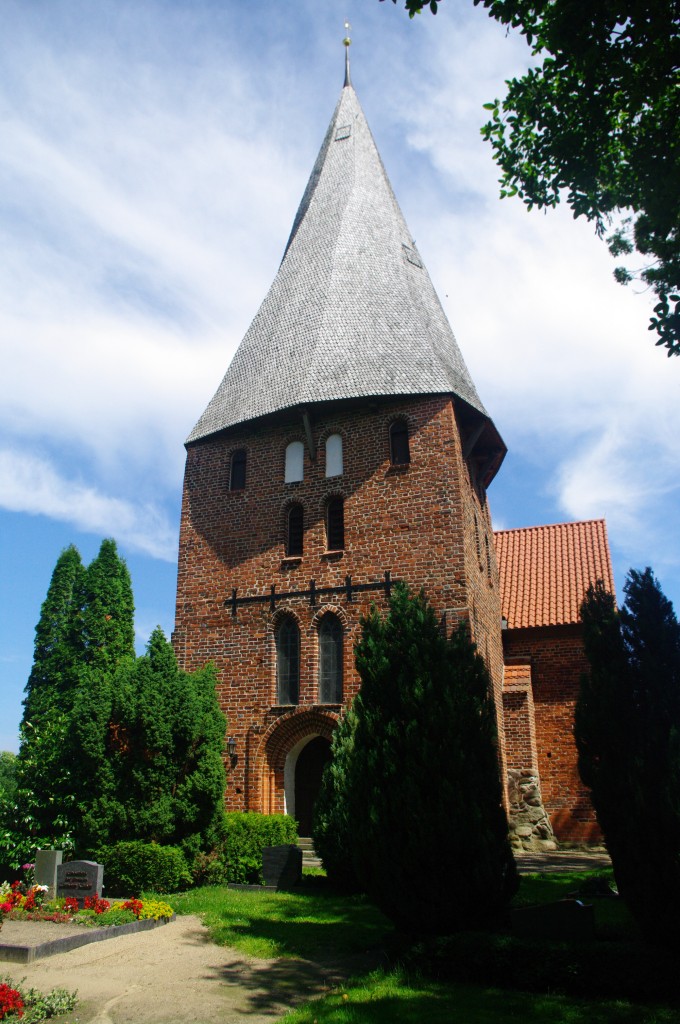 Elmenhorst bei Kalkhorst, Dorfkirche, frhgotische Backsteinkirche, erbaut ab 1230 (12.07.2012)
