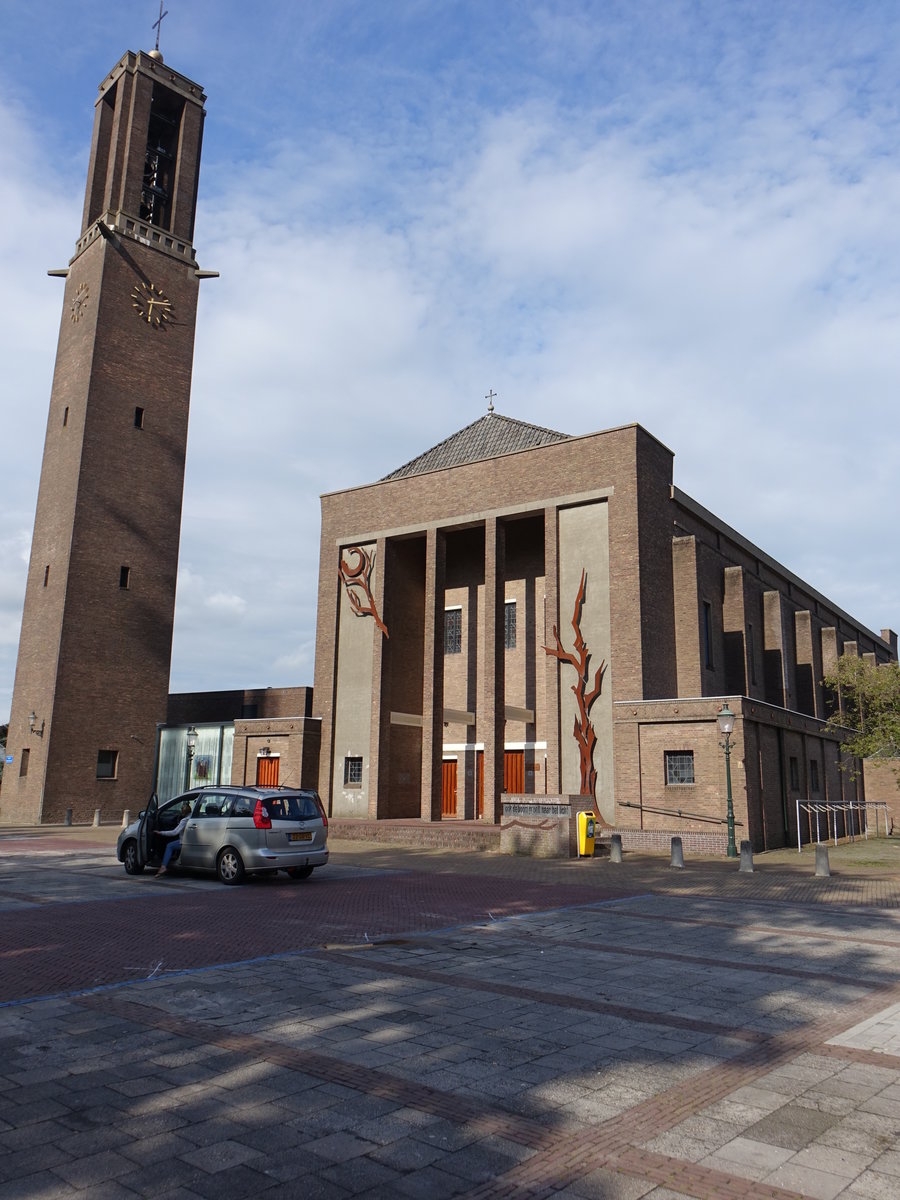 Emmeloord, Kath. St. Michael Kirche, erbaut 1955 am Pastoor Koopmansplein (24.07.2017)
