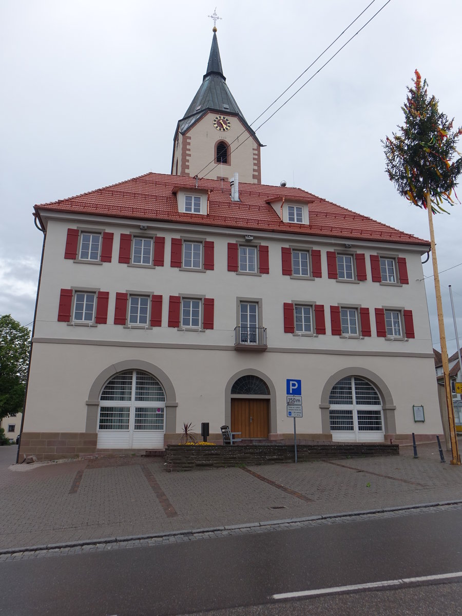 Empfingen, Rathaus und neuromanische St. Georg Kirche (10.05.2018)