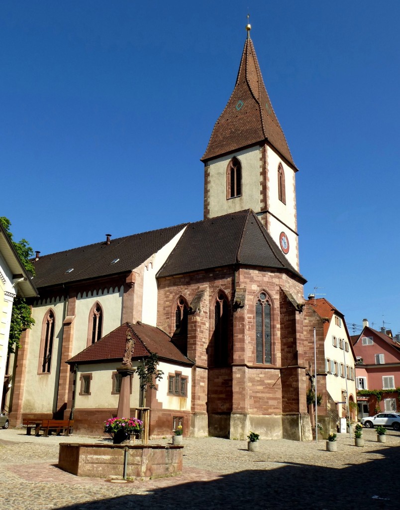 Endingen am Kaiserstuhl, die Wallfahrtskirche St.Martin von der Sd-Ost-Seite, Juli 2013