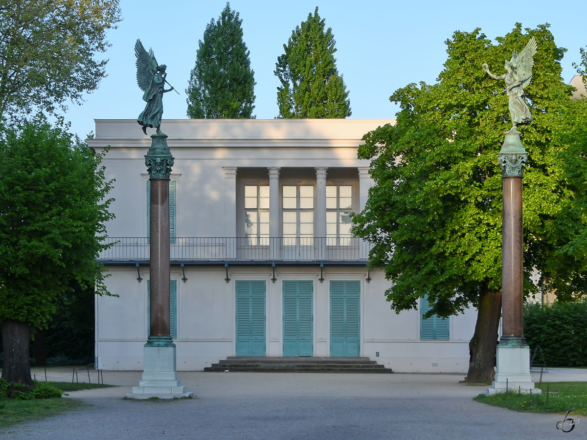 Engelsstatuen vor dem klassizistischen Neuen Pavillon im Schlosspark Charlottenburg in Berlin. (April 2018)