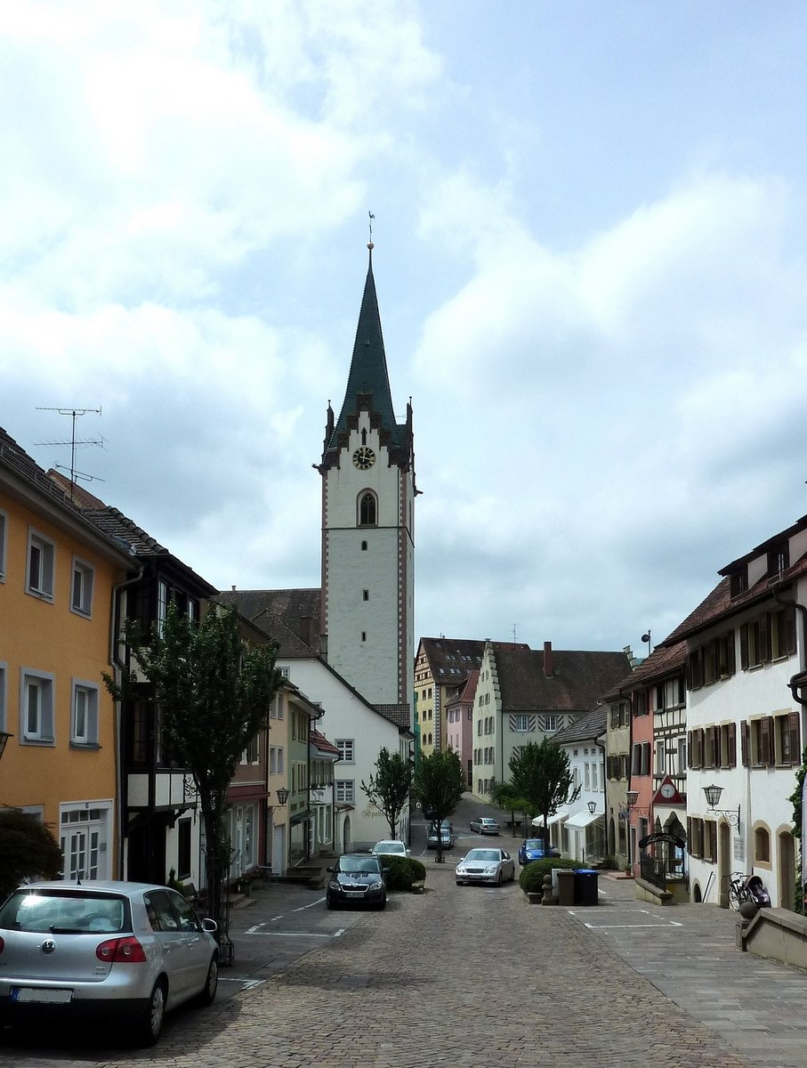 Engen, Hauptstrae mit der Stadtkirche Mari Himmelfahrt, Juli 2012