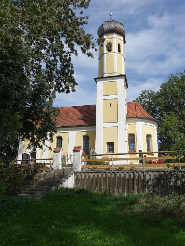Englertshofen, kath. St. Ulrich Kirche, barocker Saalbau mit leicht eingezogenem Polygonalchor, sdlichem Flankenturm mit Zwiebelhaube, erbaut Anfang des 18. Jahrhundert (14.09.2015)
