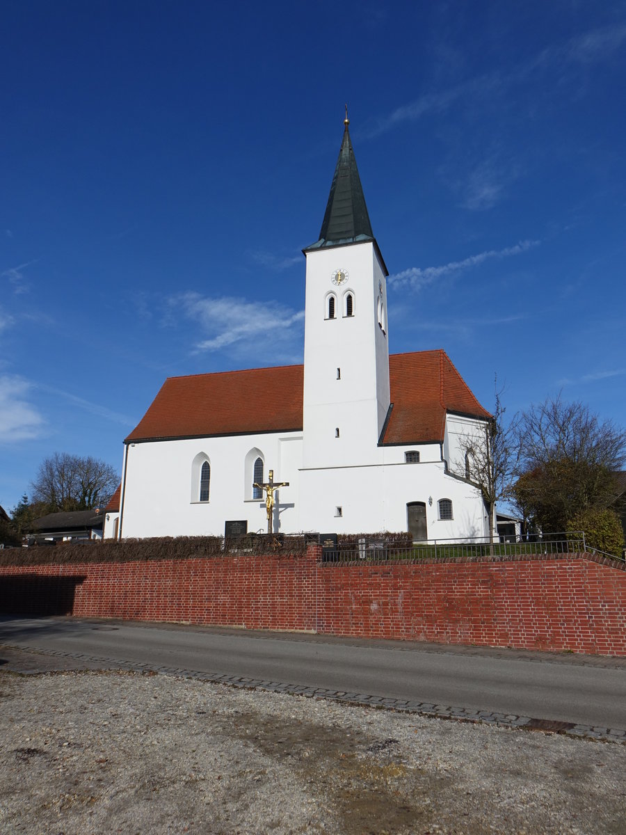 Englmannsberg, St. Willibald Kirche, Saalkirche mit eingezogenem Chor und Sdturm, erbaut im 12. Jahrhundert, Chor und Turm 1487 (21.11.2016)