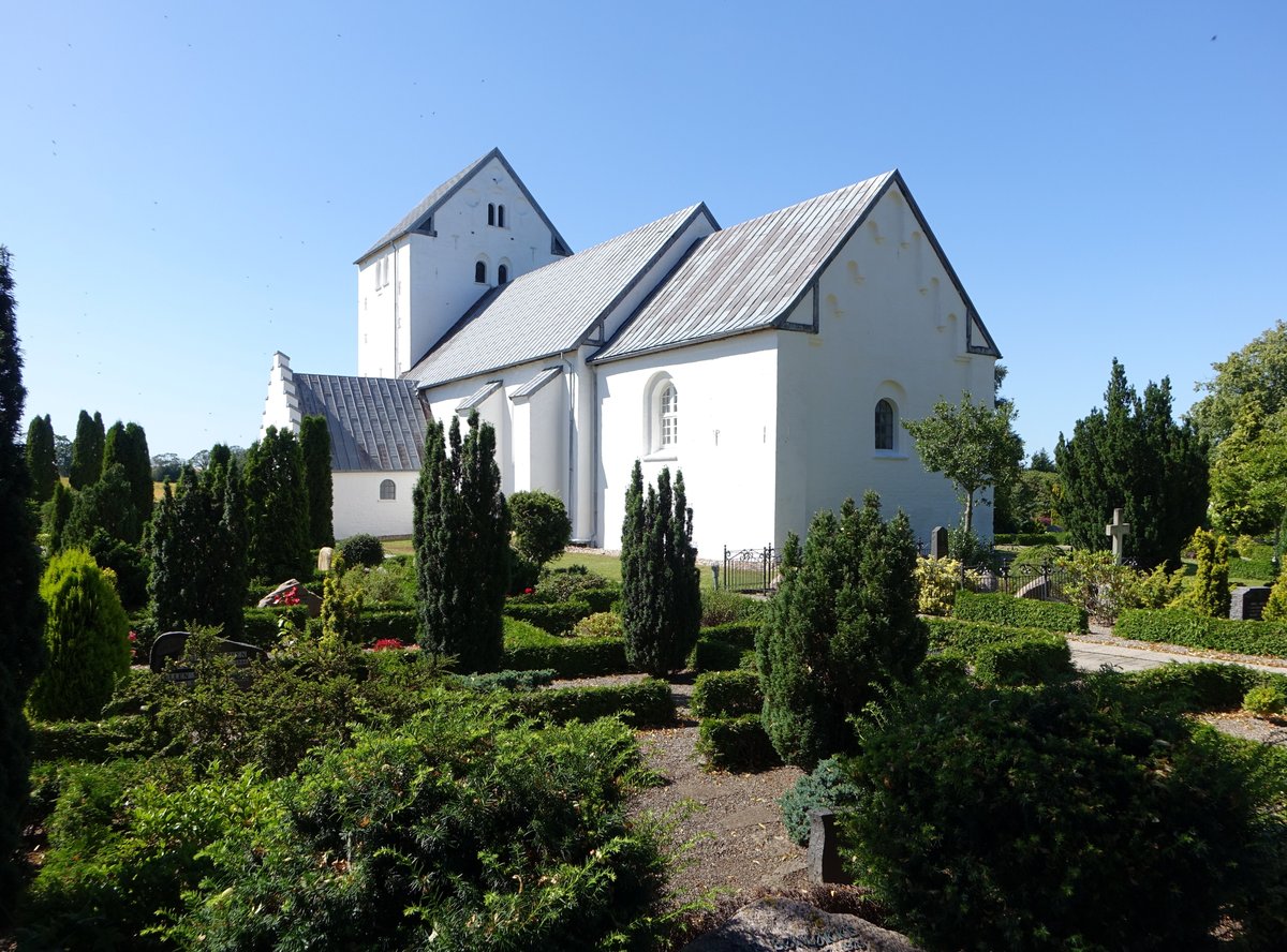 Engum, romanische Dorfkirche, Chor und Kirchenschiff erbaut im 12. Jahrhundert aus Schwemmstein, Westturm und Waffenhaus sptmittelalterlich (23.07.2019)