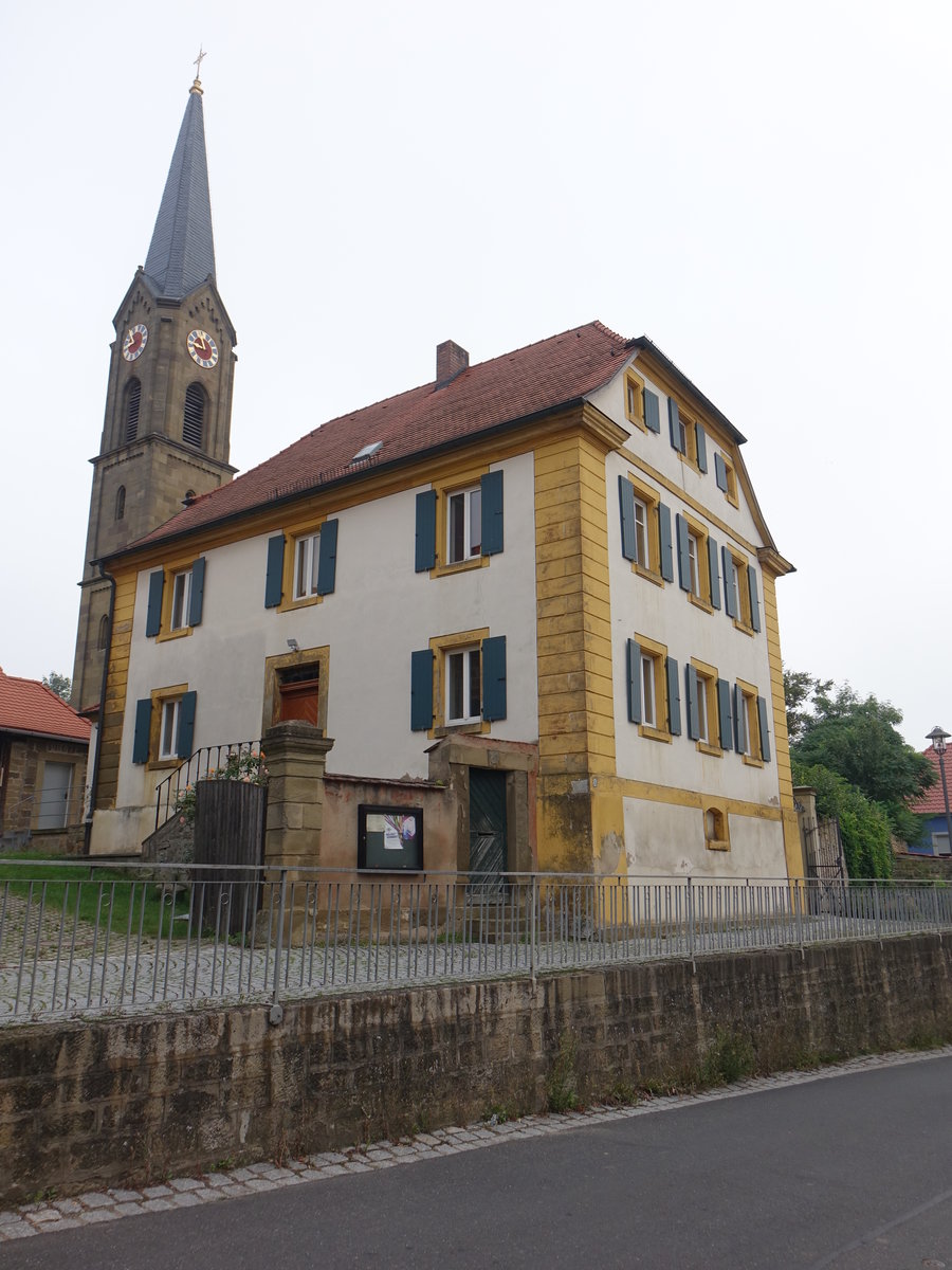 Enheim, Pfarrhaus und ev. luth. Kirche, Pfarrhaus erbaut 1756, Kirche erbaut 1859 durch Eduard Brklein (27.08.2017)