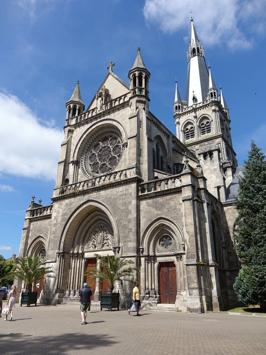 Epernay, Kirche Notre-Dame, erbaut im 19. Jahrhundert mit Renaissance Fassade der alten Kirche (09.07.2016)
