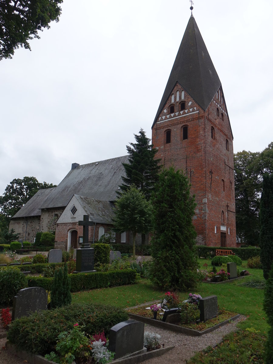 Esgrus, evangelische St. Marien Kirche, erbaut im 12. Jahrhundert, Backsteinturm 15. Jahrhundert (25.09.2020)
