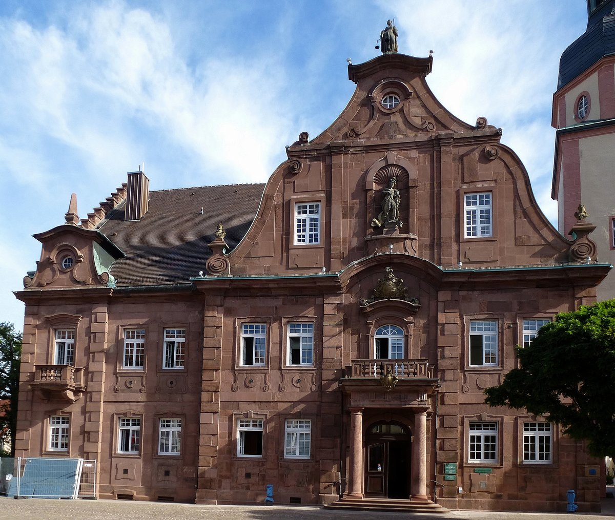 Ettlingen, das barocke Rathaus der ca. 40.000 Einwohner zhlenden Stadt unmittelbar neben Karlsruhe, der Bau stammt von 1738 und wurde 1892 erweitert, Aug.2015