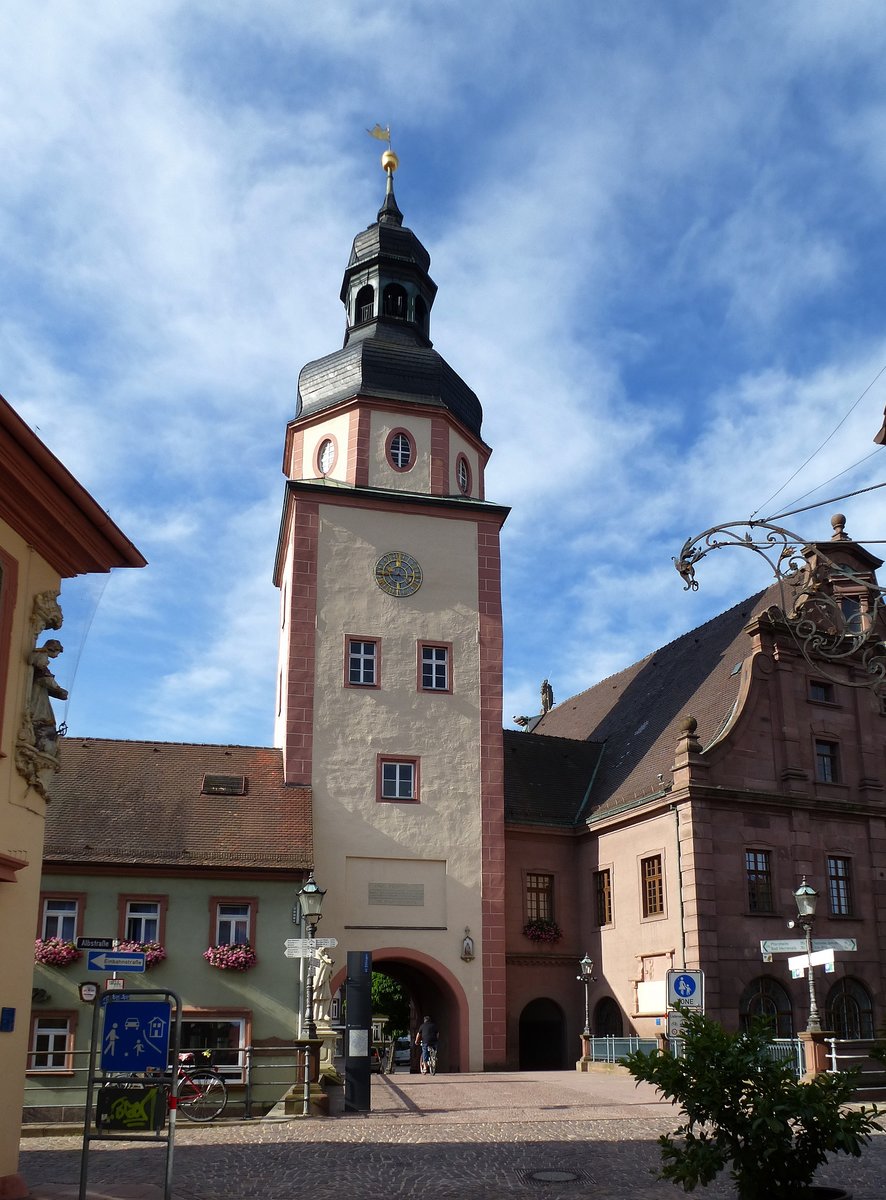 Ettlingen, der Rathausturm stadteinwrts gesehen, der zur ehemaligen Stadtbefestigung gehrende Torturm stammt aus dem 13.Jahrhundert, Aug.2015
