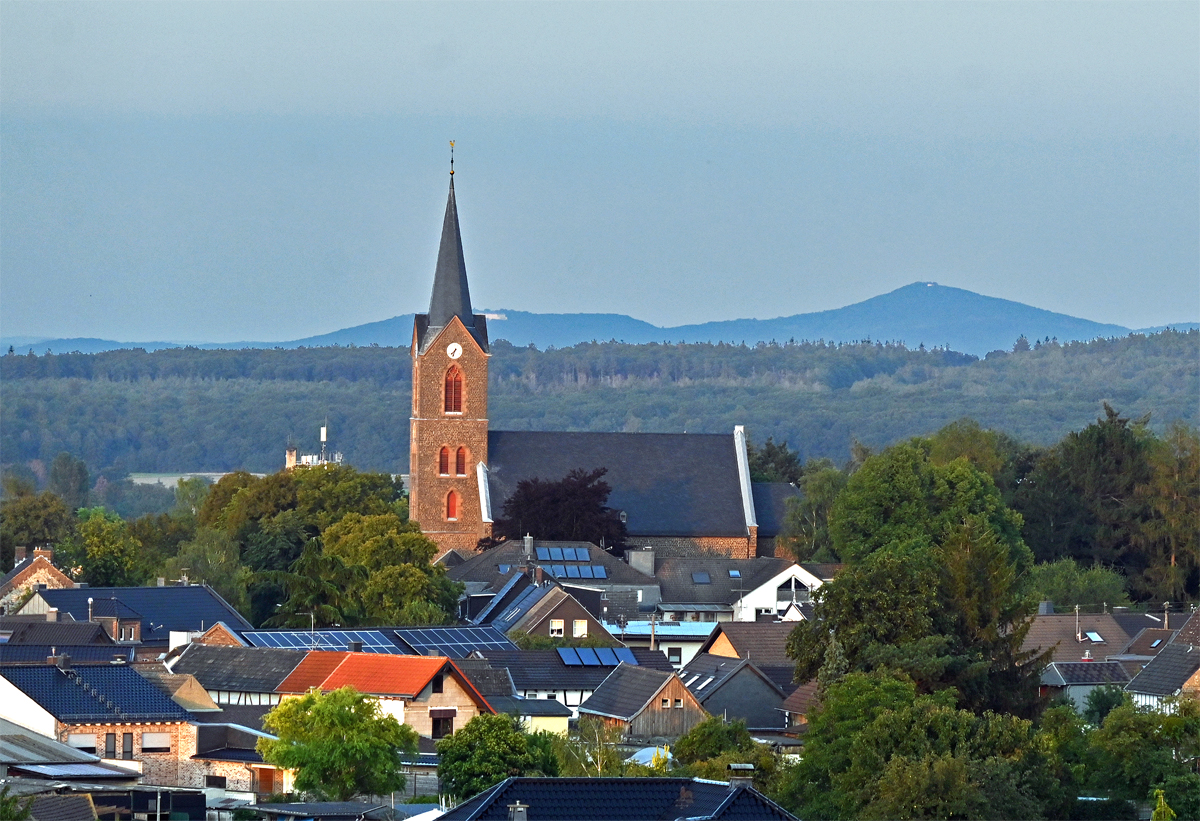 Eu-Kirchheim mit der St. Martinus-Kirche im letzten Abendlicht. Im Hintergrund das Siebengebirge. 12.09.2021