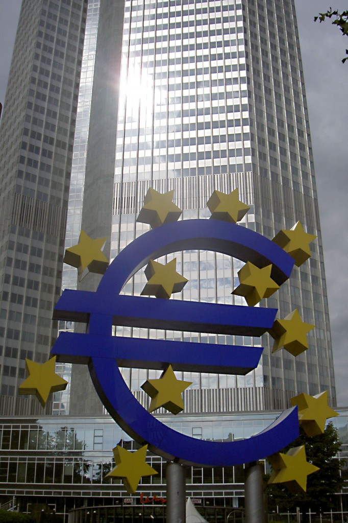 Euro-Skulptur vor der EZB (Europische Zentralbank) in Frankfurt am Main. Aufnahme: Juli 2005.