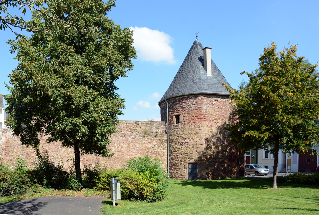Euskirchen - Kahlenturm und Teil der alten Stadtmauer - 02.09.2014